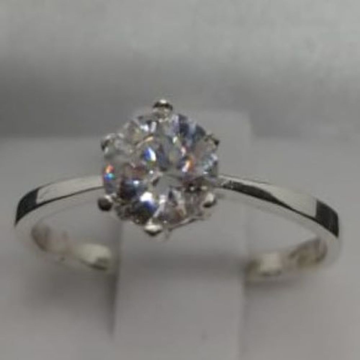 BENNAV ORFEBRES - Anillo Solitario de plata con cristal Swarovski