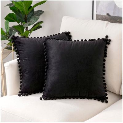Imagen 2 del producto Fundas De Cojín Negro de Terciopelo con pompon pack de 02 unidades.