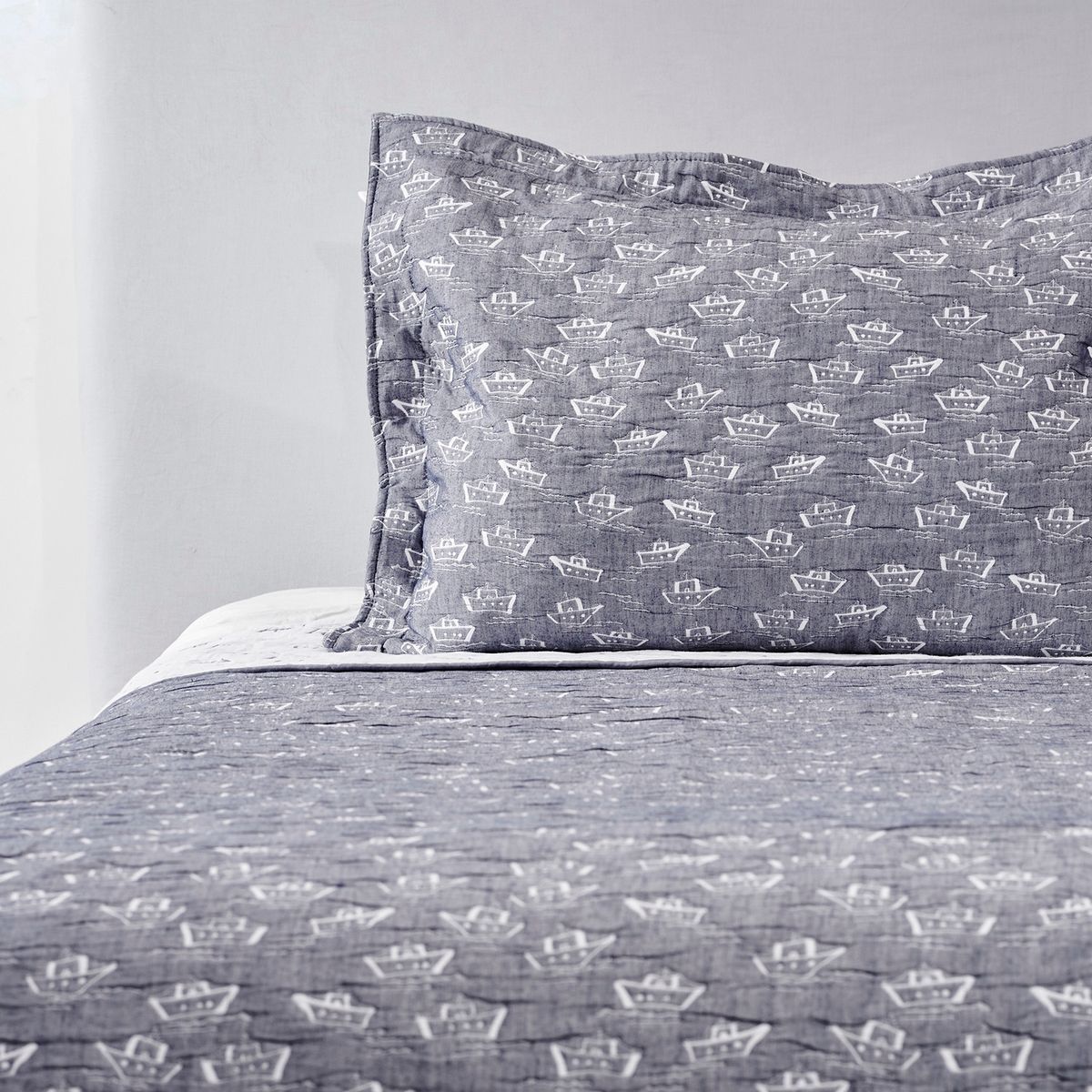 NINA HERRERA - Cubrecama Jacquard Barquito Azul 1,5 Plaza