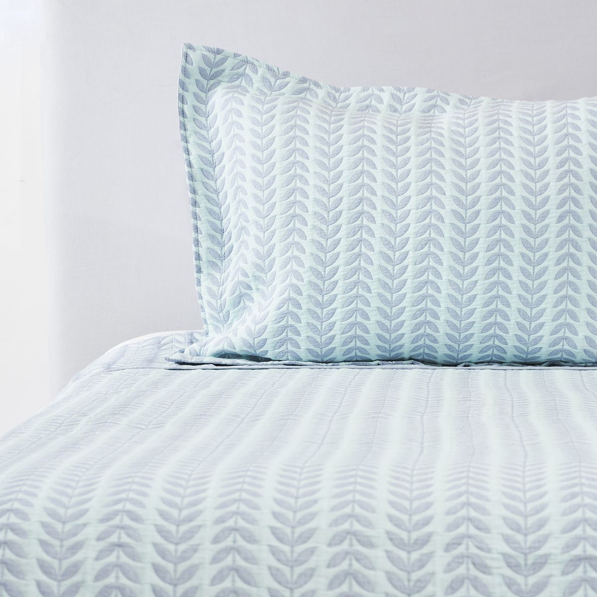 NINA HERRERA - Cubrecama Jacquard Espiga Celeste 1,5 Plaza