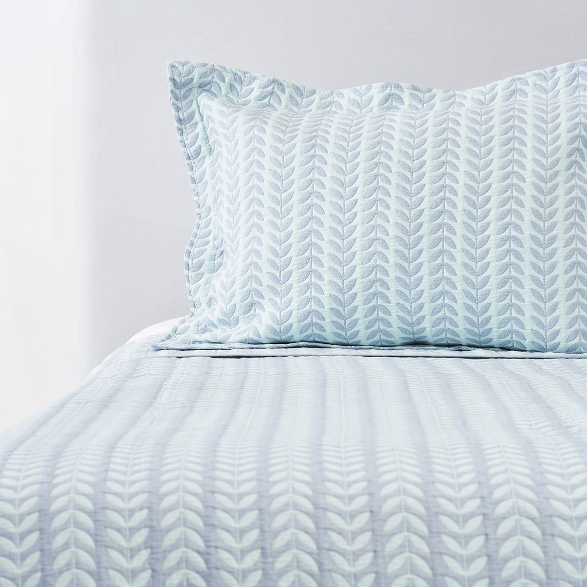 NINA HERRERA - Cubrecama Jacquard Espiga Celeste 1,5 Plaza