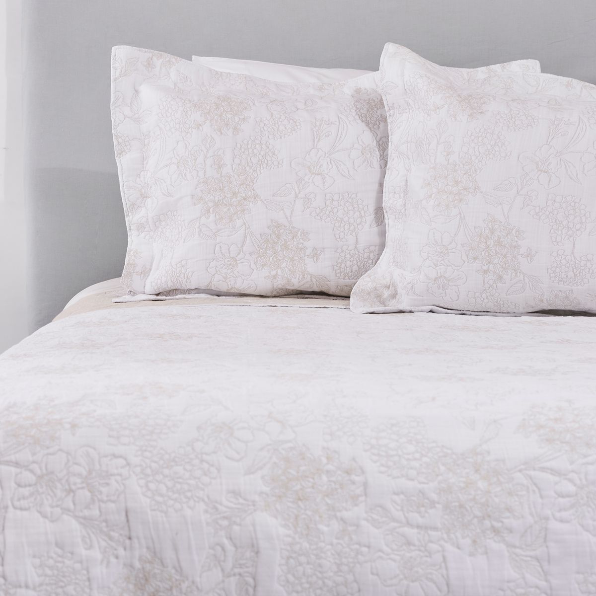 NINA HERRERA - Cubrecama Jacquard Hortensias Blanco/Beige King