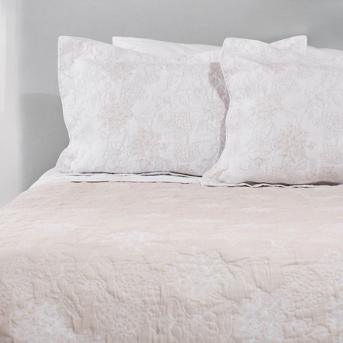 NINA HERRERA - Cubrecama Jacquard Hortensias Blanco/Beige King