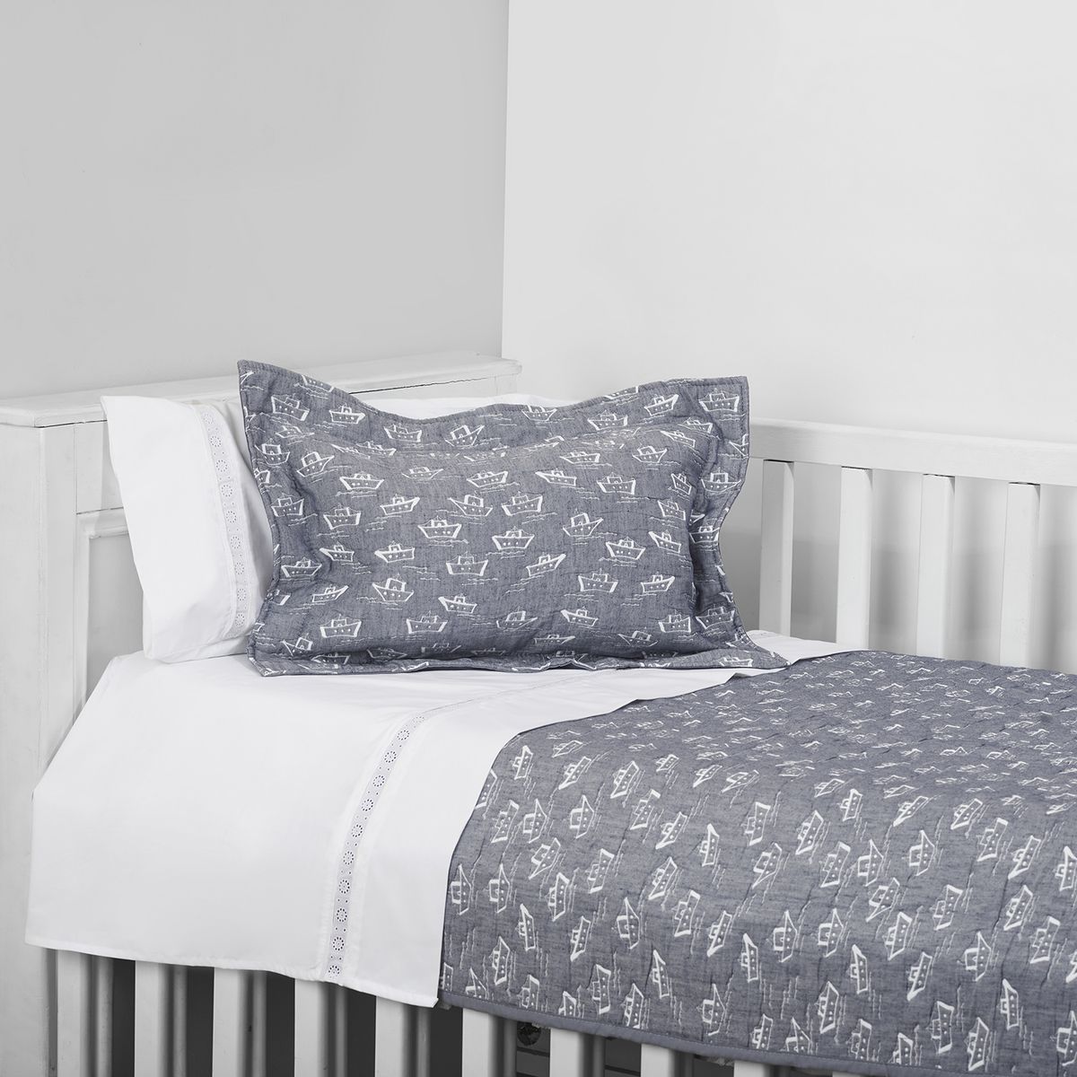 NINA HERRERA - Cubrecama Jacquard Barquito Azul Cuna