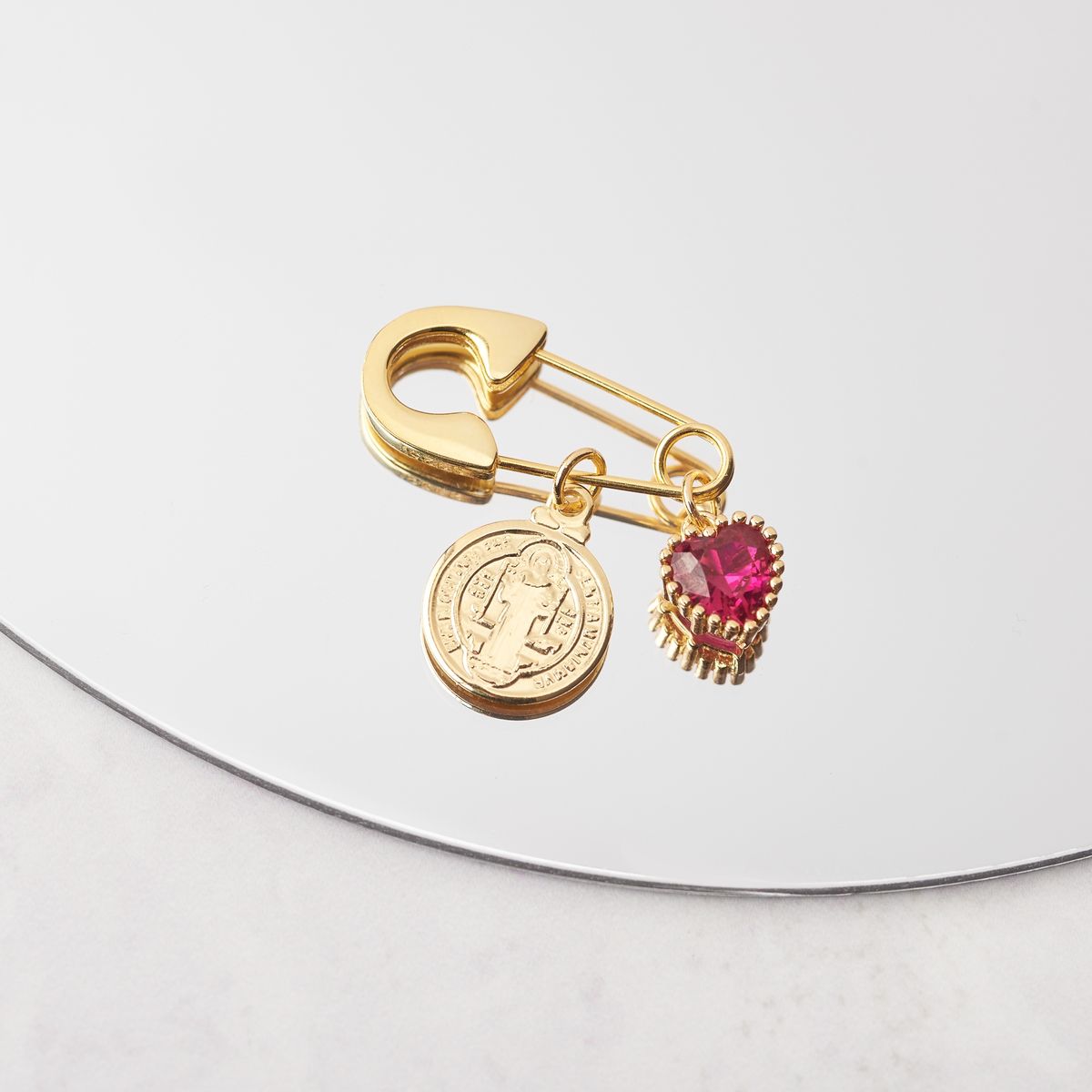 BY LAS CAYETANAS - Ganchito Bebé bañado en Oro 18k medalla San Benito y Cristal fucsia