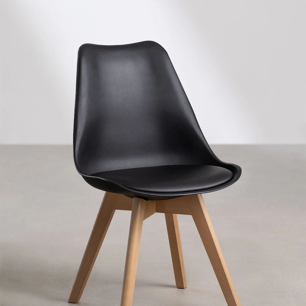 MOBOI - Silla Eames Acolchada Negra