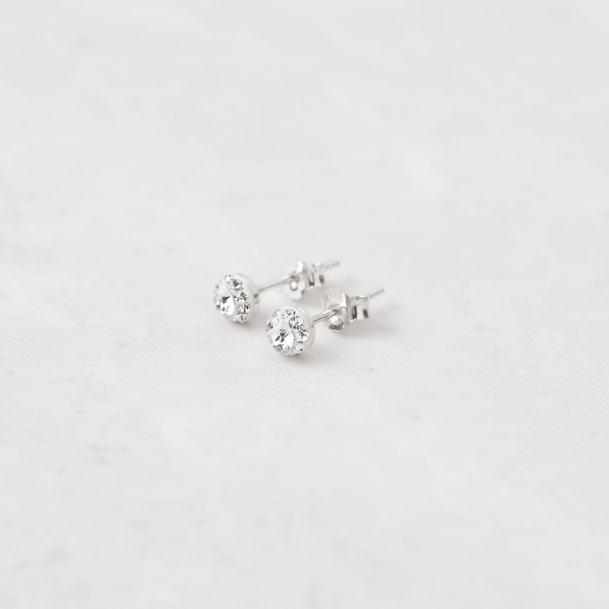 BY LAS CAYETANAS - Aros pegados en Plata 925 con cristal Swarovski ® blanco.