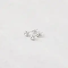 BY LAS CAYETANAS - Aros pegados en Plata 925 con cristal Swarovski ® blanco.