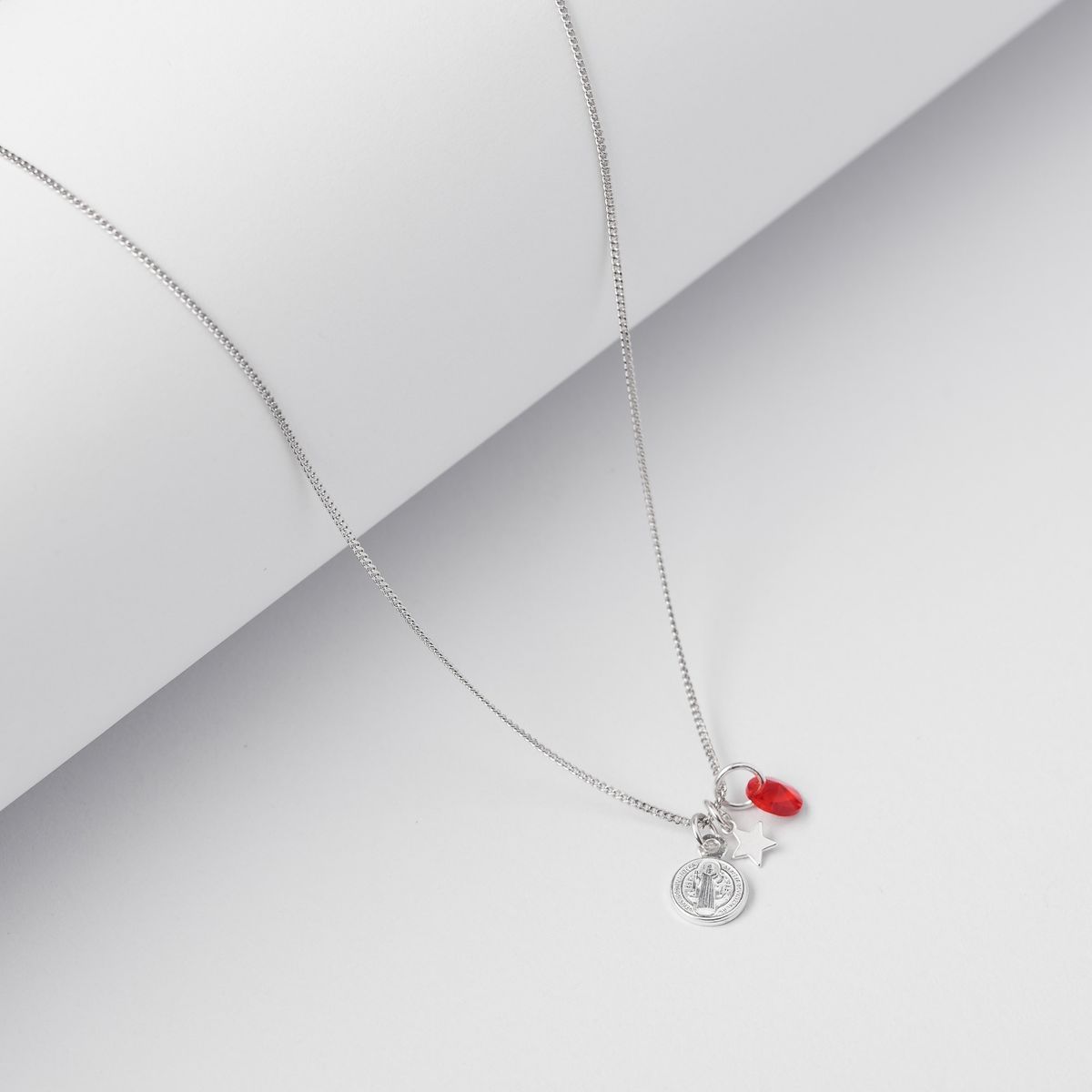 BY LAS CAYETANAS - Collar San Benito Plata con Estrella Guía y cristal Swarovski ®️