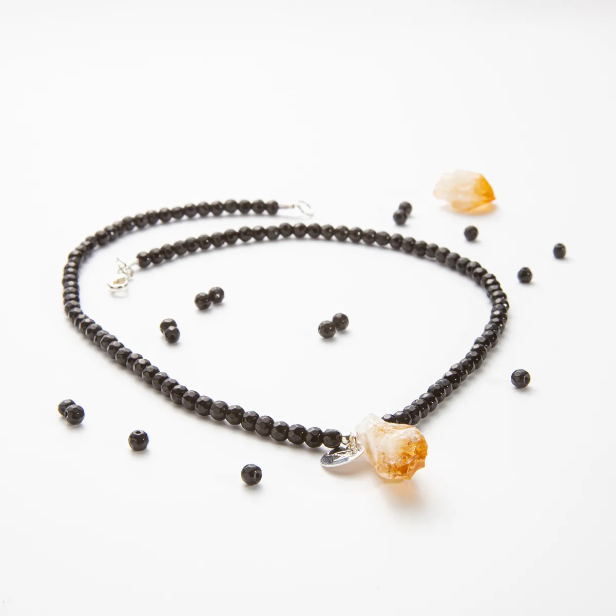 MCPTIENDATALLER - Collar de ágatas negra y colgante citrino