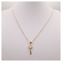 Cadena con colgante de llave con corazón con circón enchapado en oro