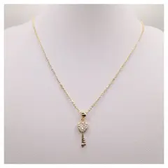 CAT JOYAS - Cadena con colgante de llave con corazón con circón enchapado en oro