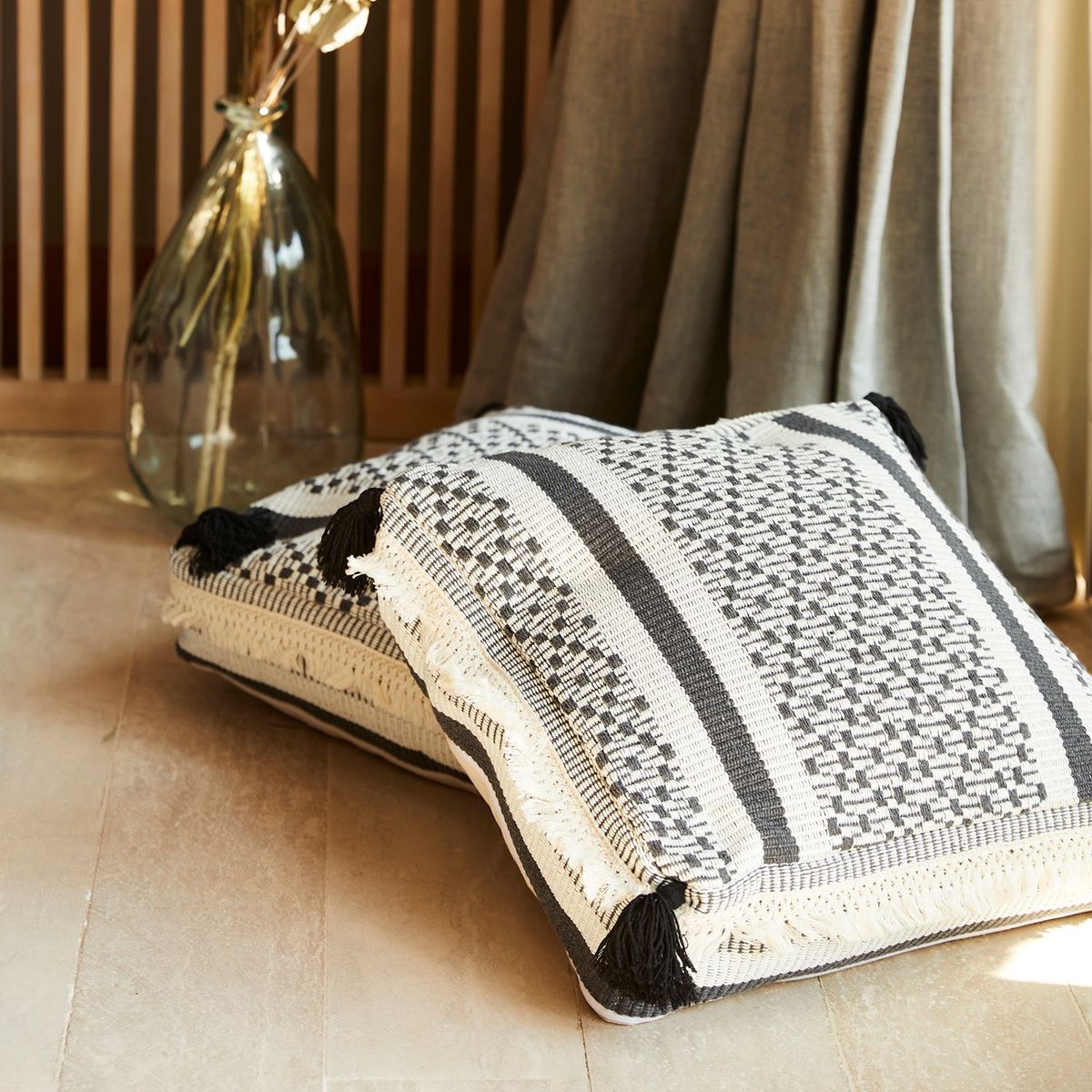 RELAN - Pouf / Puff Cubo Bajo Con Flecos Blanco y Negro Relan