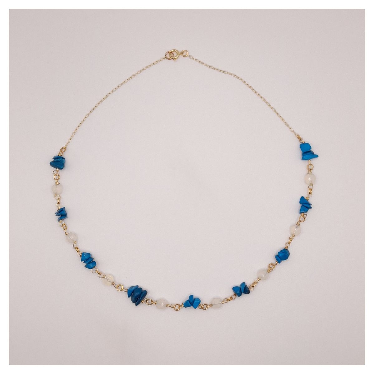 CAT JOYAS - Collar de turquesas con piedra luna bañada en oro