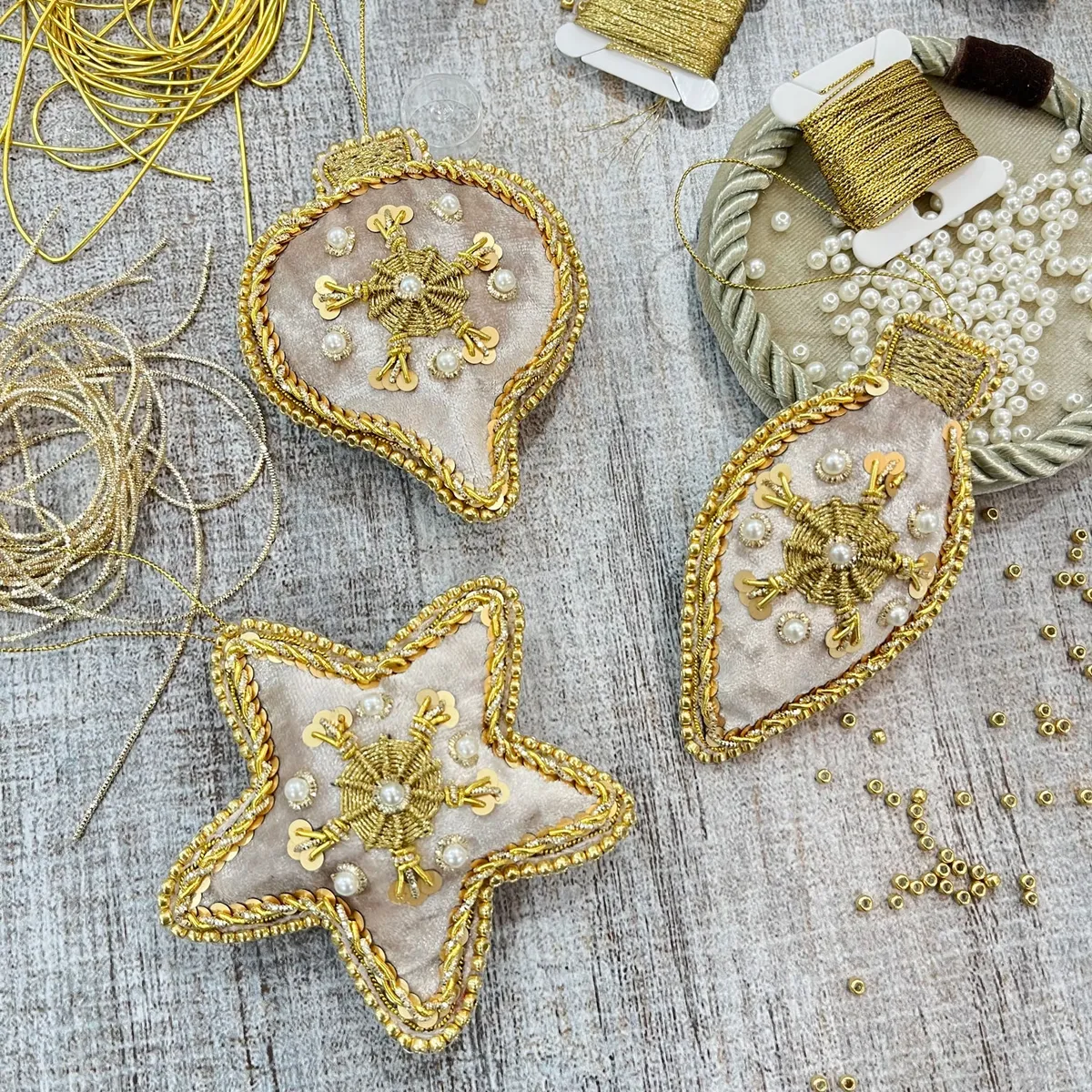 MARTIN BORDADOR - Kit Adornos Navidad tercipelo- Goldwork