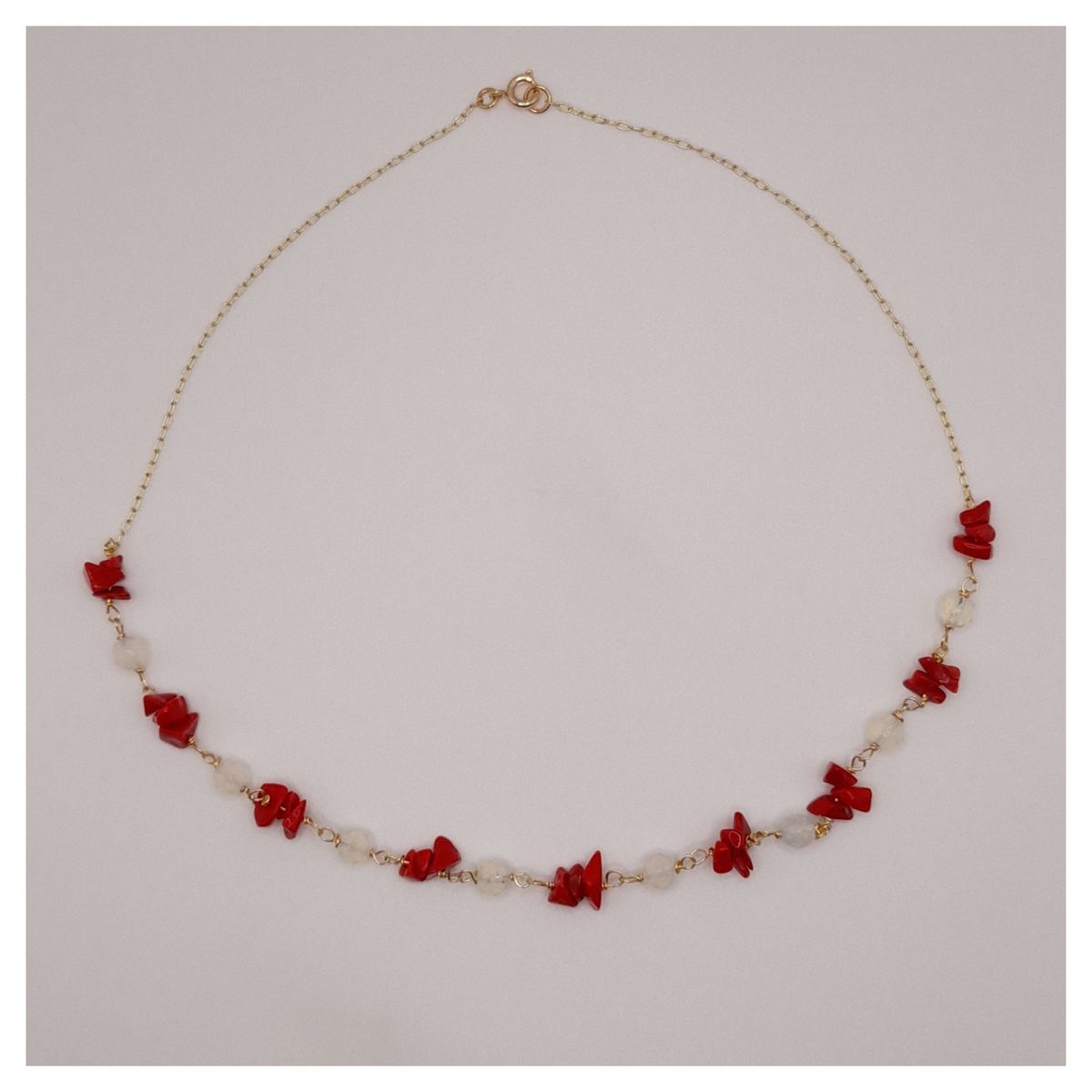 CAT JOYAS - Collar de piedra luna chip agata roja baño de oro