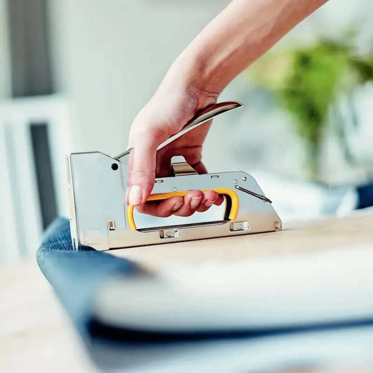 AIZO - Engrapadora Para Tapiceria Más Cinco Cajas De Corchetes