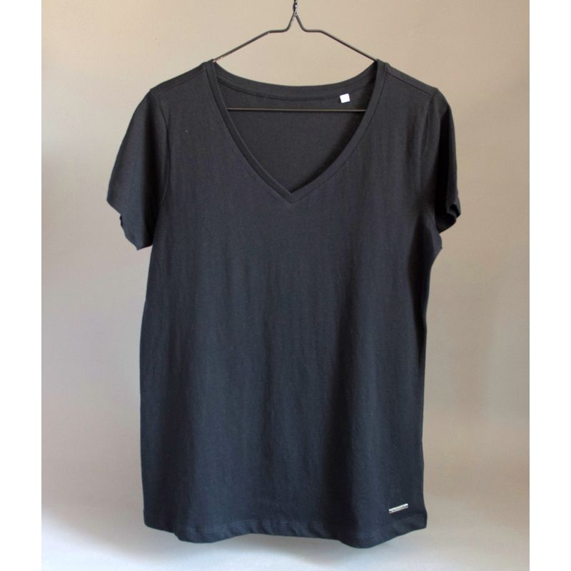 SANTA PECADORA - Polera cuello V algodón orgánico Santa Pecadora negro