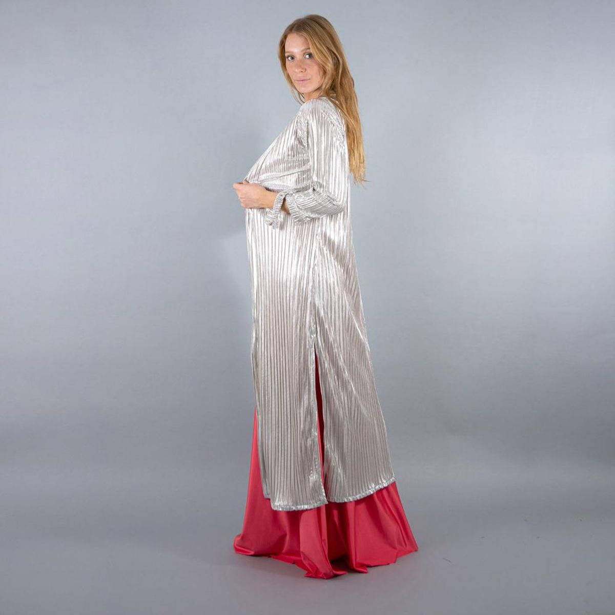 MARIA PASKARO - Tapado Kimono Largo Verona Champagne Plisado Metalizado Maria Paskaro MARIA PASKARO