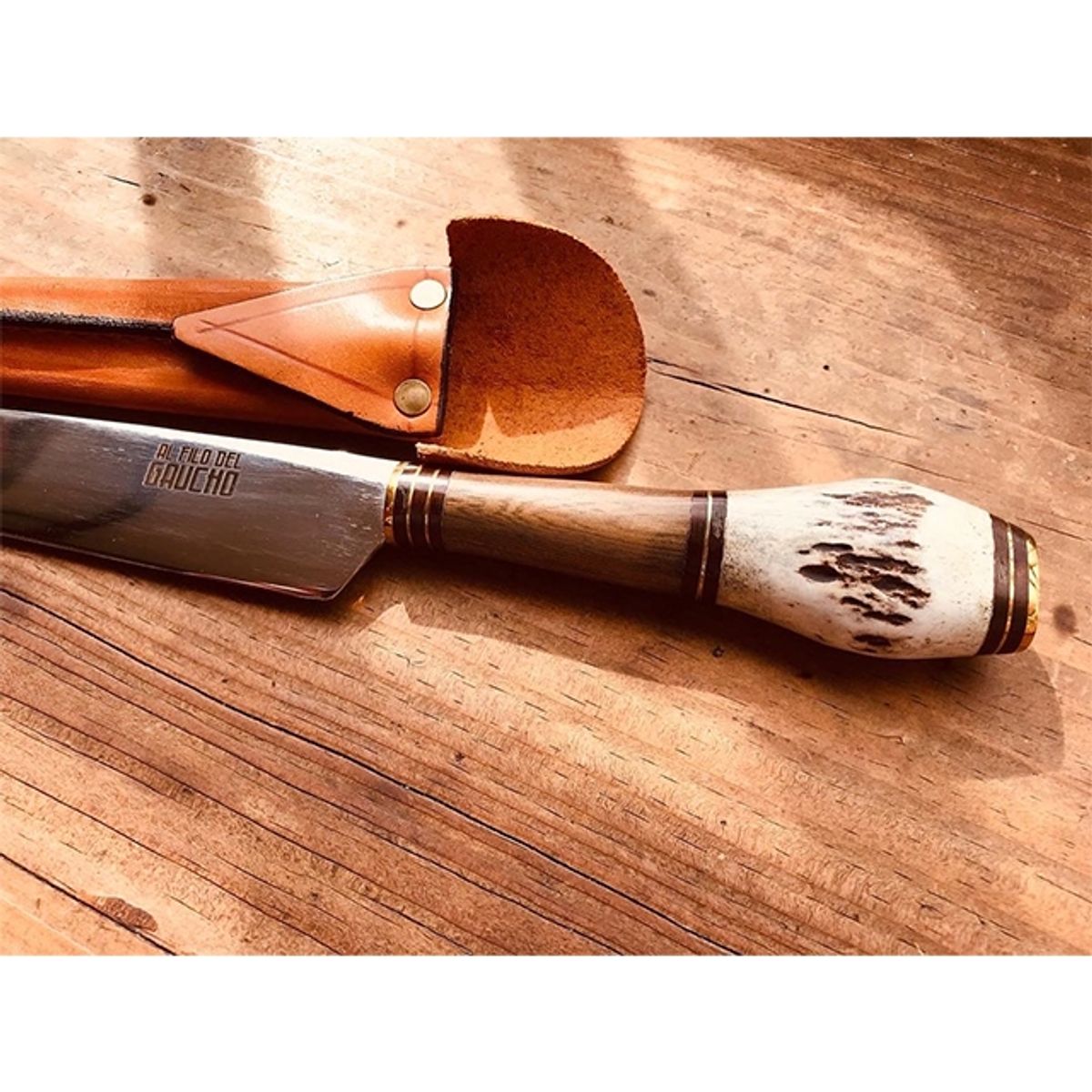 AL FILO DEL GAUCHO - Parrillero Campero Ciervo Madera Grande Artesanal