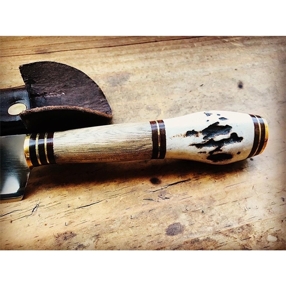 AL FILO DEL GAUCHO - Parrillero Campero Ciervo Madera Mediano Artesanal