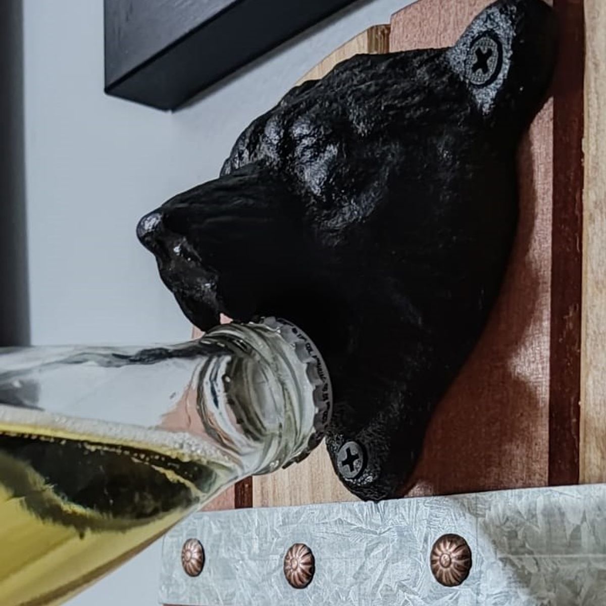 WW DESIGN - Destapador de Cerveza de Pared “Cabeza de Oso”  Hierro Fundido Diseño Rústico