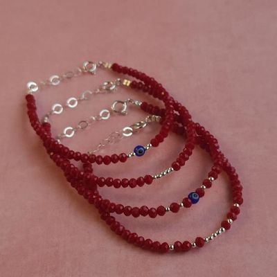 Imagen 2 del producto Pulsera cristales rojos intercalada con bolitas de plata y ojo turco
