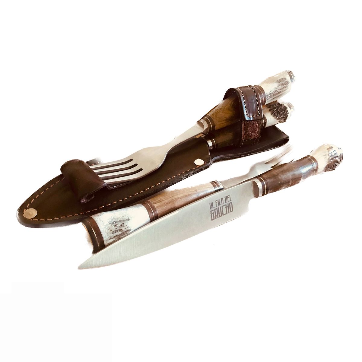 AL FILO DEL GAUCHO - Cubierto Parrillero Ciervo Madera Artesanal