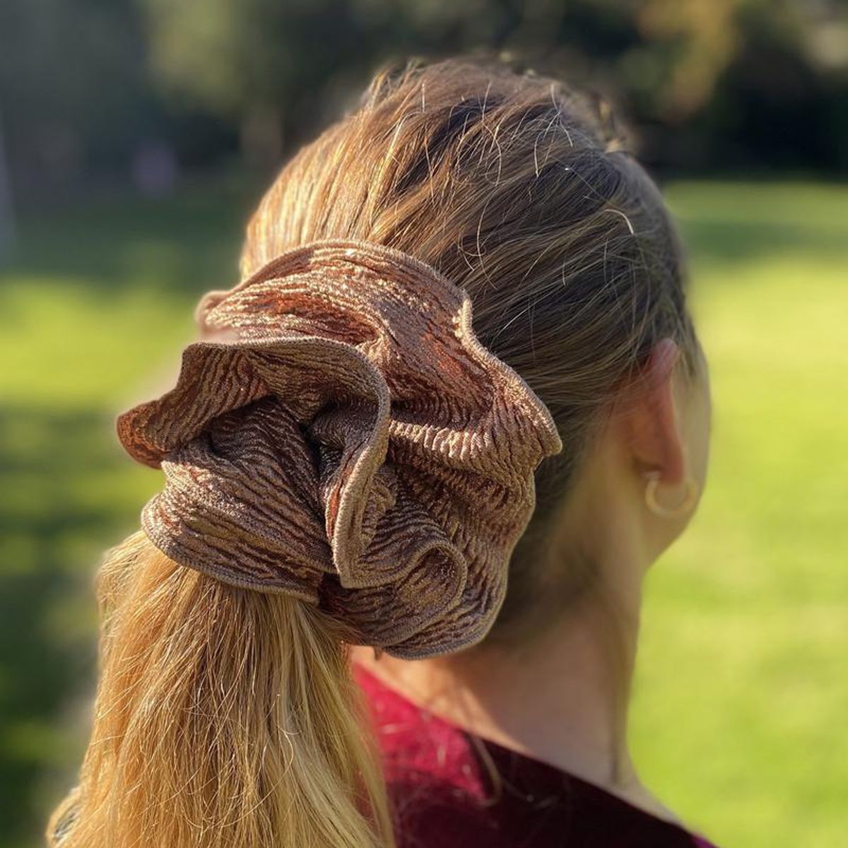 MARIA PASKARO - Scrunchie Camelia L Plisado Cobre Maria Paskaro - Cobre