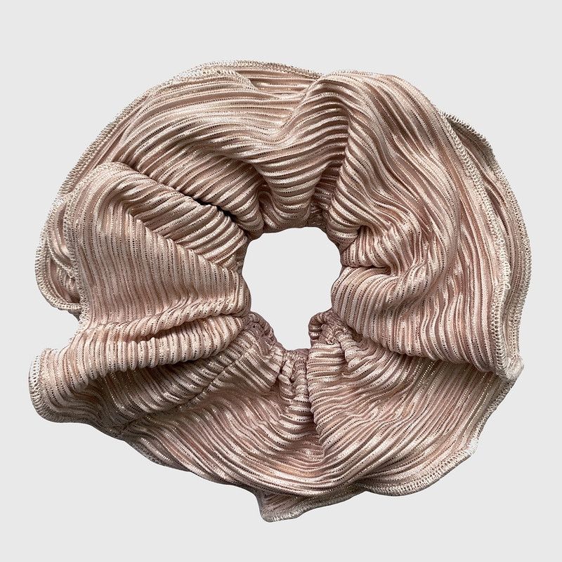 MARIA PASKARO - Scrunchie Camelia L Plisado Rose Gold  Maria Paskaro - Dorado