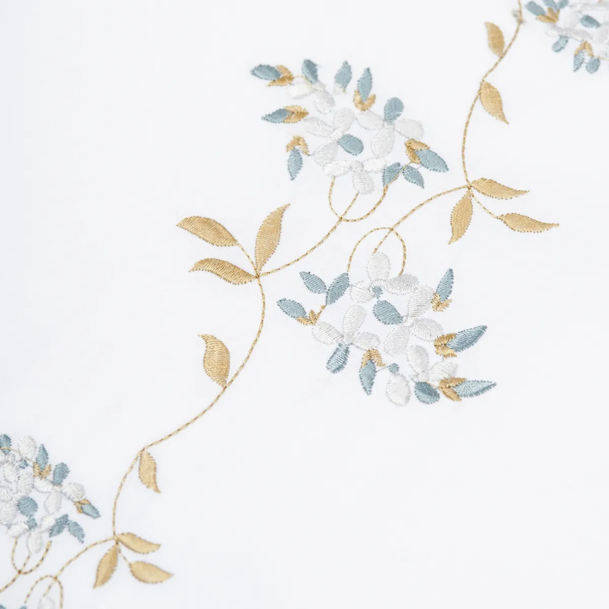 NINA HERRERA - Cubreplumón Bordado Enredadera Azul 220 Hilos Super King