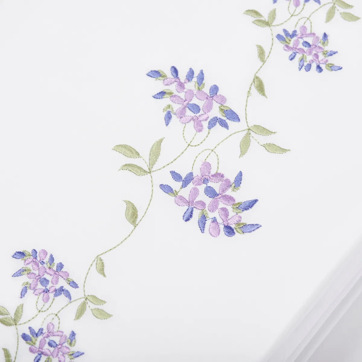 NINA HERRERA - Cubreplumón Bordado Enredadera Lila 220 Hilos King