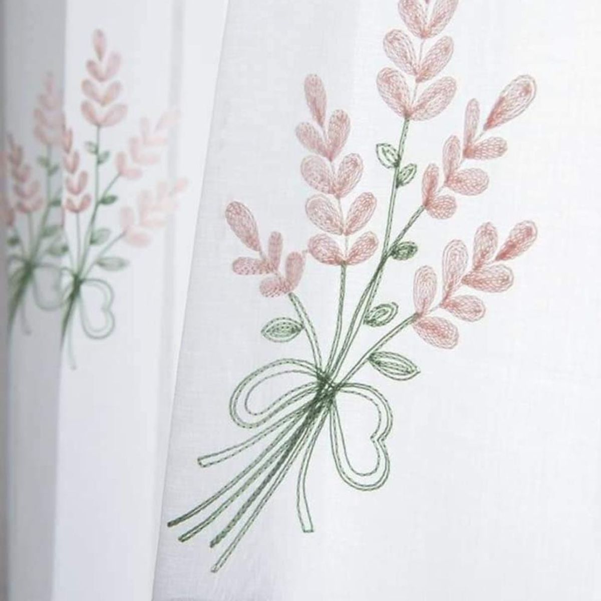 GENERICO - Visillos bordados con ramas rosadas incluye dos paños