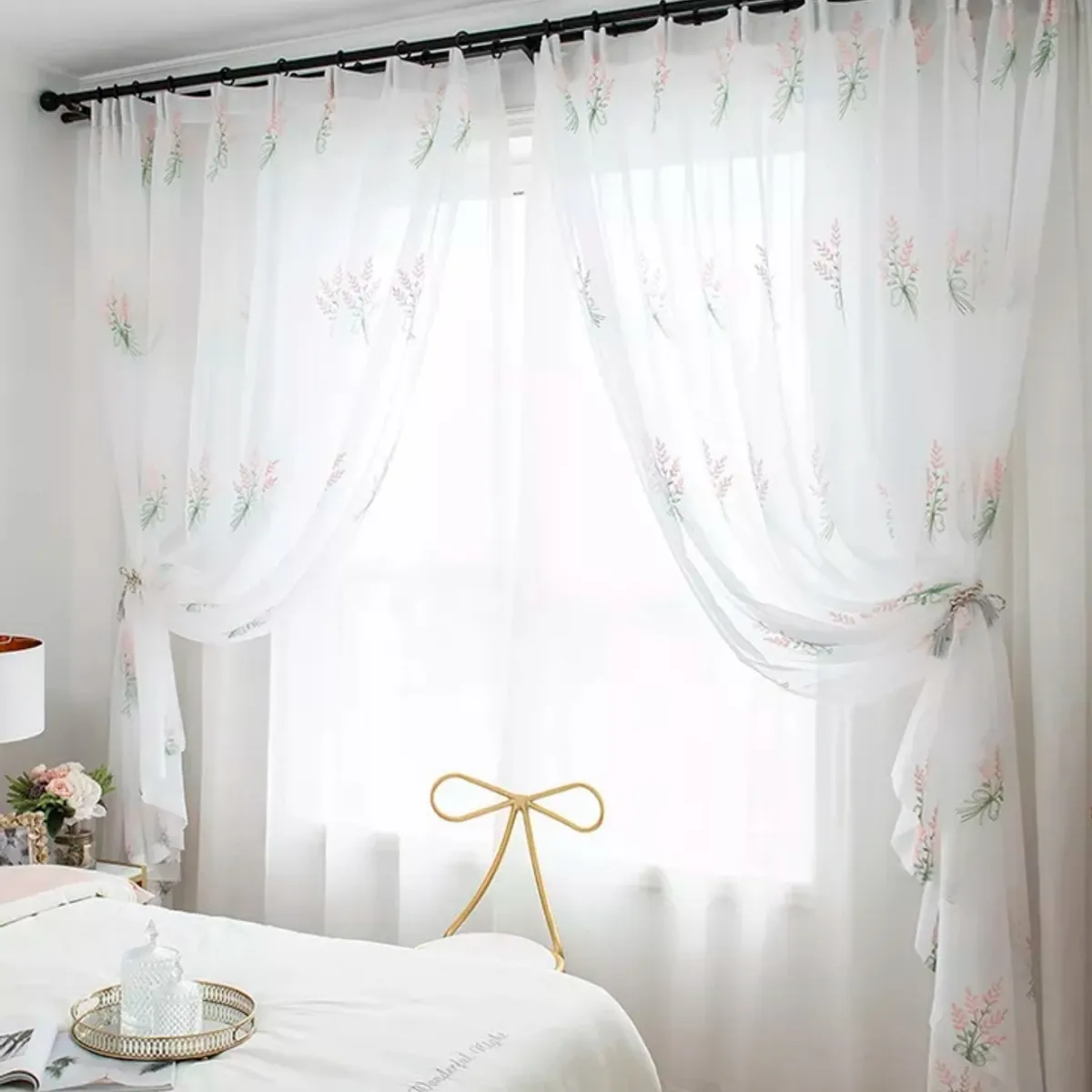 GENERICO - Visillos bordados con ramas rosadas incluye dos paños