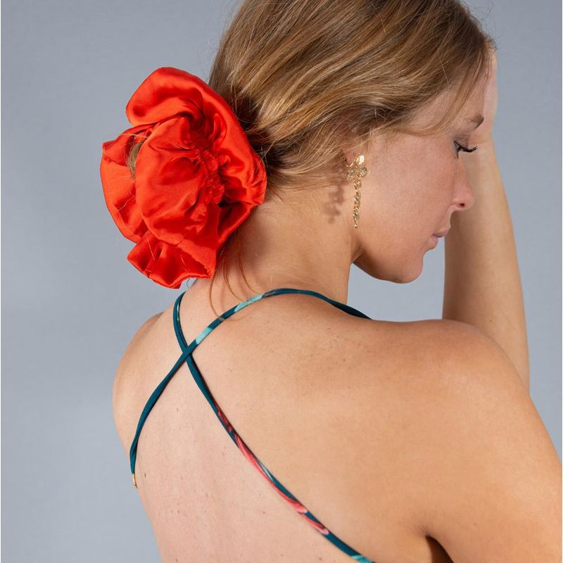 MARIA PASKARO - Scrunchie Camelia Rojo Seda Maria Paskaro MARIA PASKARO