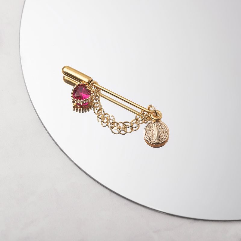BY LAS CAYETANAS - Pin de protección bañado en Oro 18k con medalla San Benito y Cristal