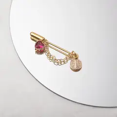 BY LAS CAYETANAS - Pin de protección bañado en Oro 18k con medalla San Benito y Cristal