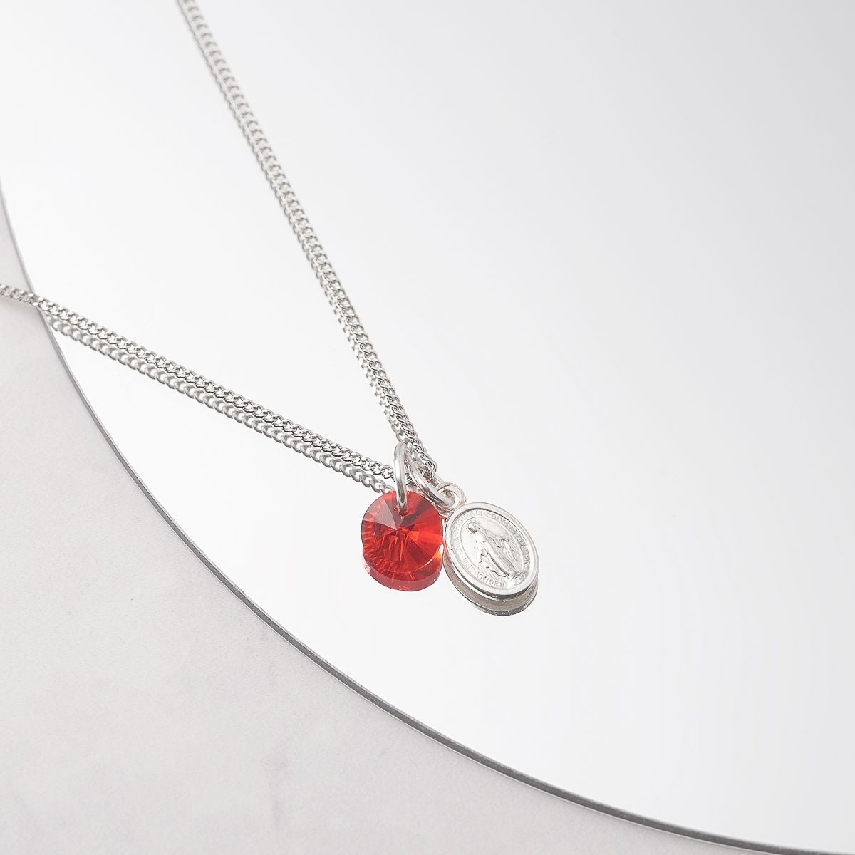 BY LAS CAYETANAS - Collar con medalla Virgen de los Rayos y cristal.