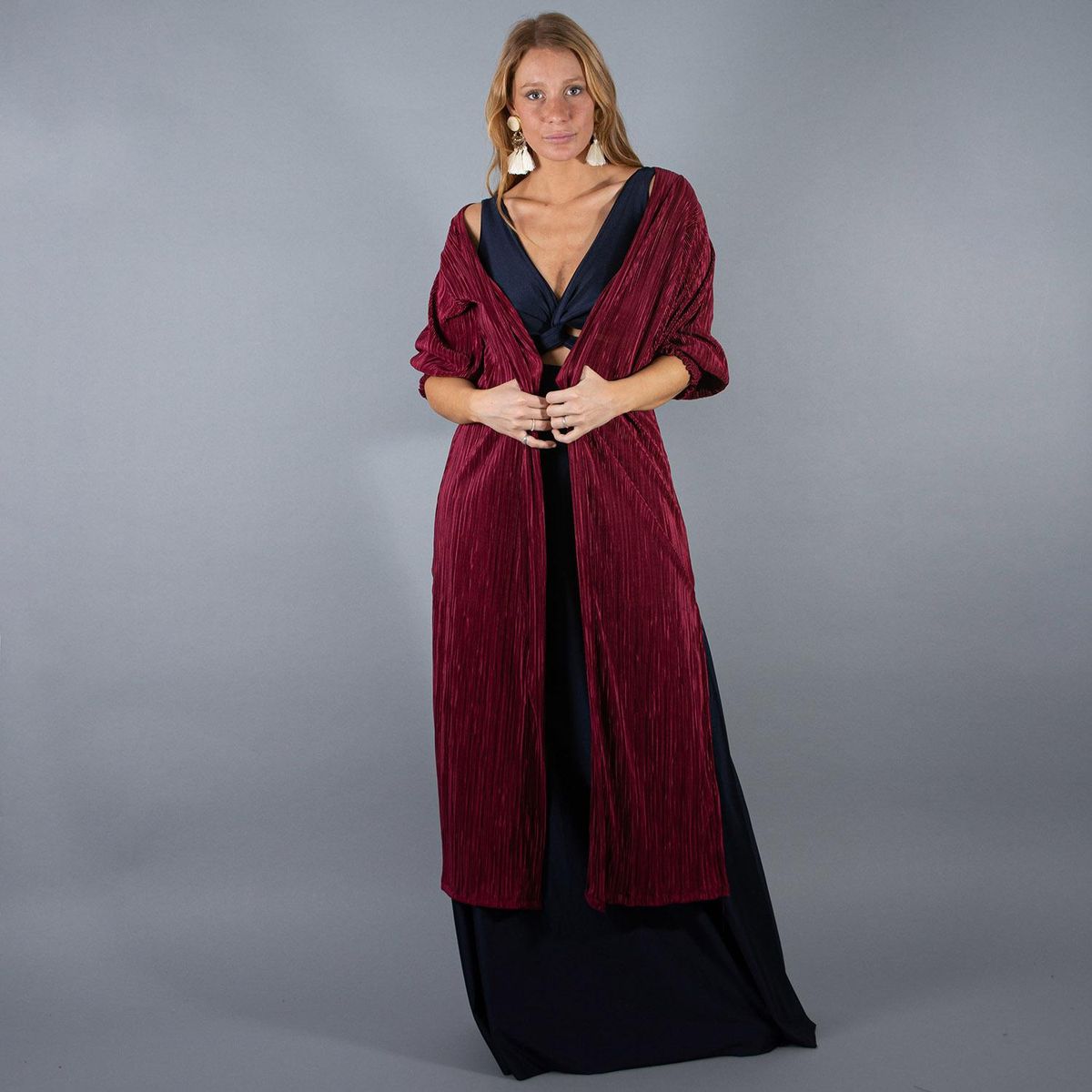 MARIA PASKARO - Tapado Kimono Largo Santini Cherry Plisado Textura Maria Paskaro