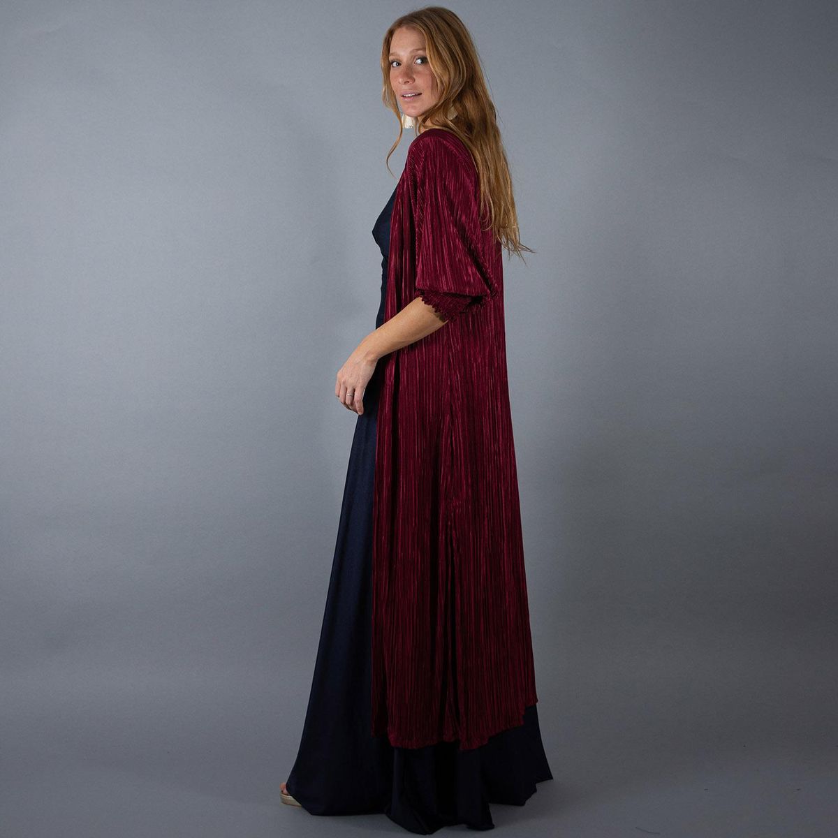 MARIA PASKARO - Tapado Kimono Largo Santini Cherry Plisado Textura Maria Paskaro