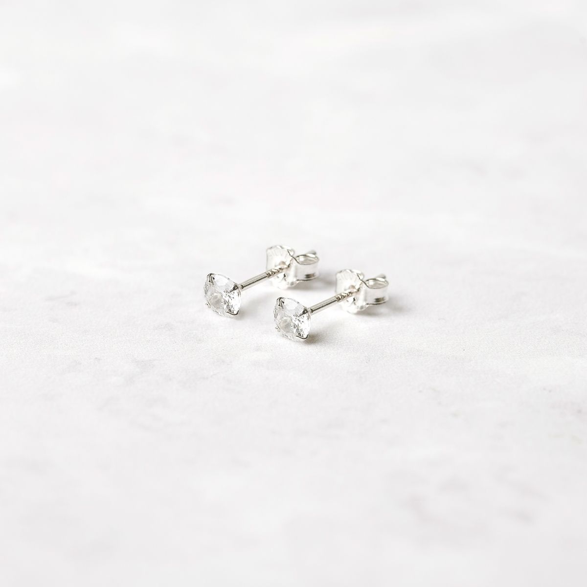 BY LAS CAYETANAS - Aros punto de luz cristal blanco