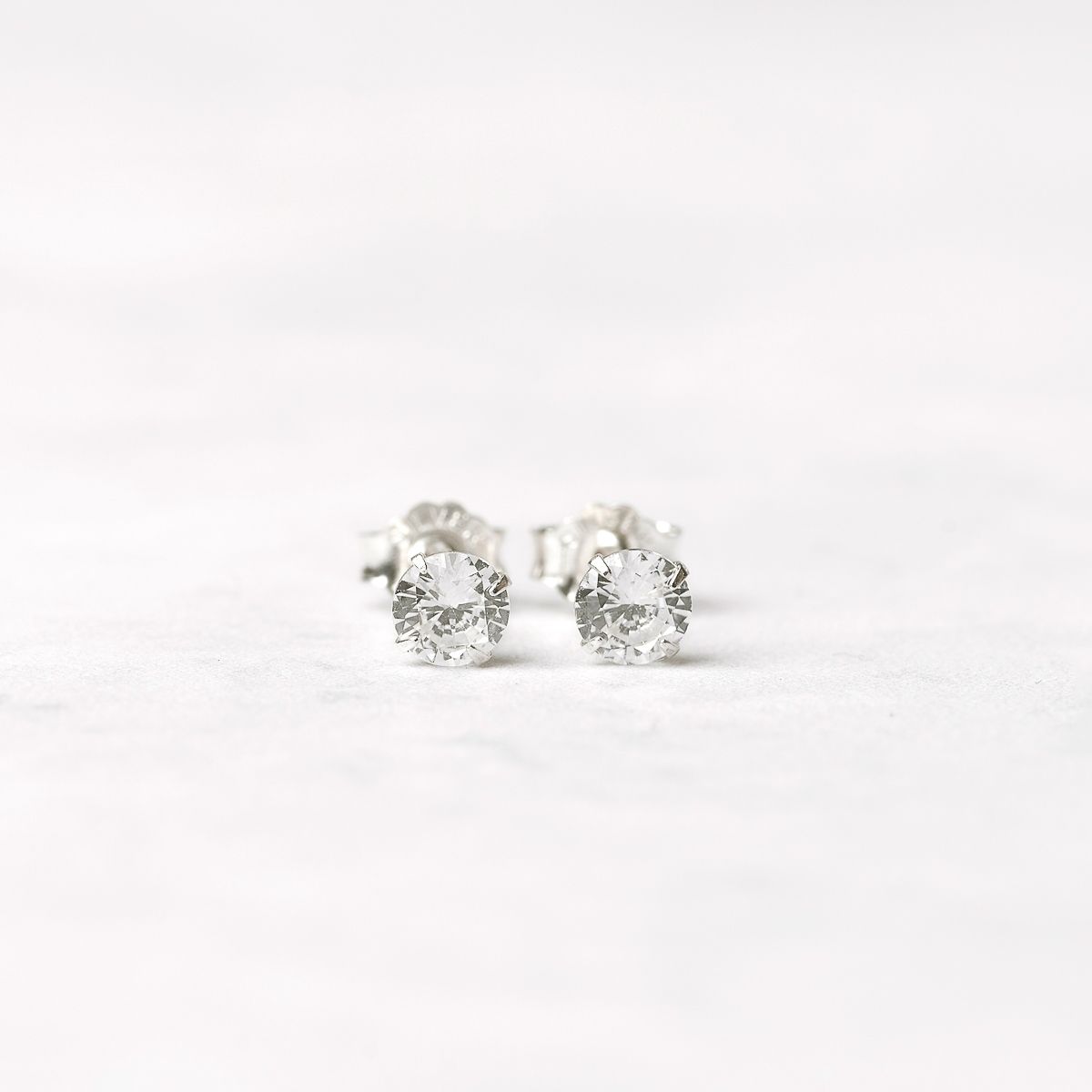 BY LAS CAYETANAS - Aros punto de luz cristal blanco