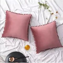 GENERICO - COJIN CON POMPONES PALO DE ROSA 45 x 45