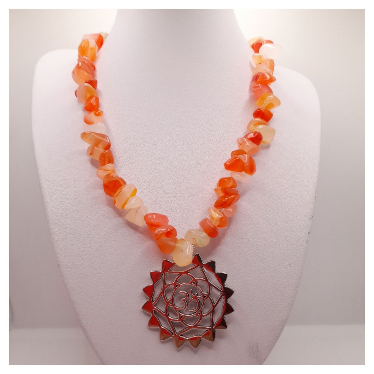 CAT JOYAS - Collar chips de cornalina con flor de loto de alpaca