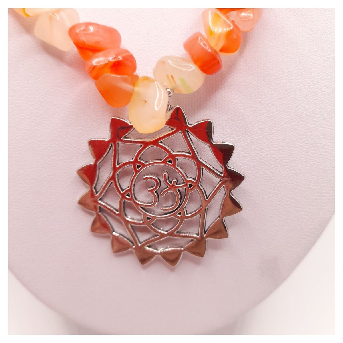 CAT JOYAS - Collar chips de cornalina con flor de loto de alpaca