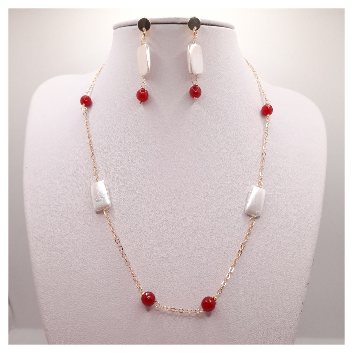 CAT JOYAS - Conjunto collar y aros enchapado en oro con perlas de río raíz de rubí-