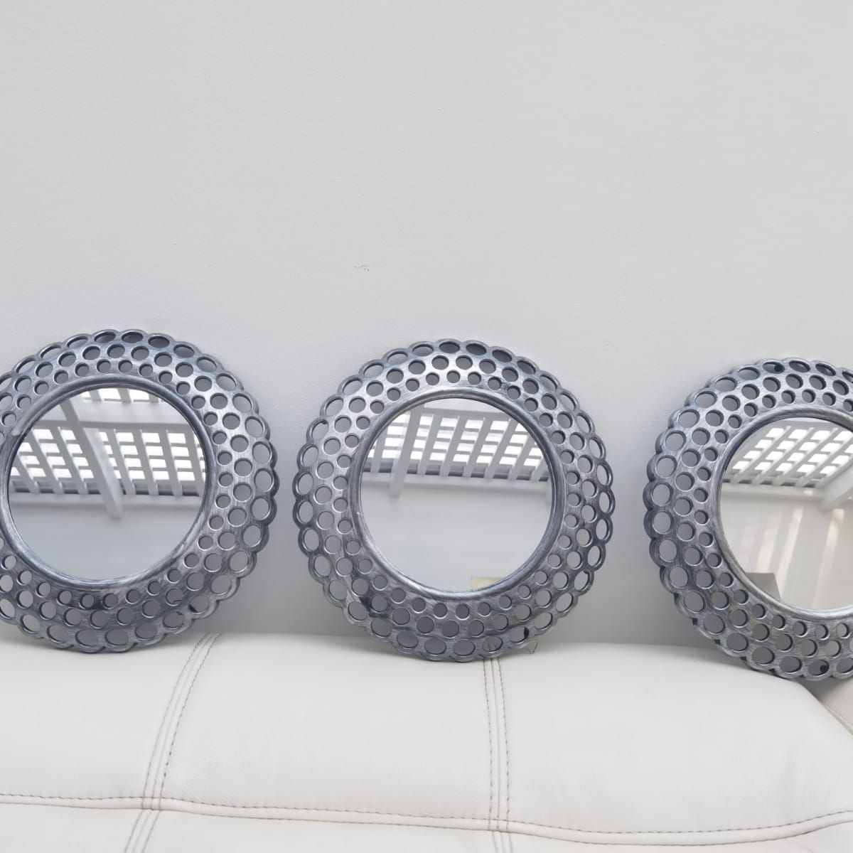 VALSTORE DECO Y DESIGN - Set de 3 Espejos Redondos Gris Perforaciones 25 cm c/u