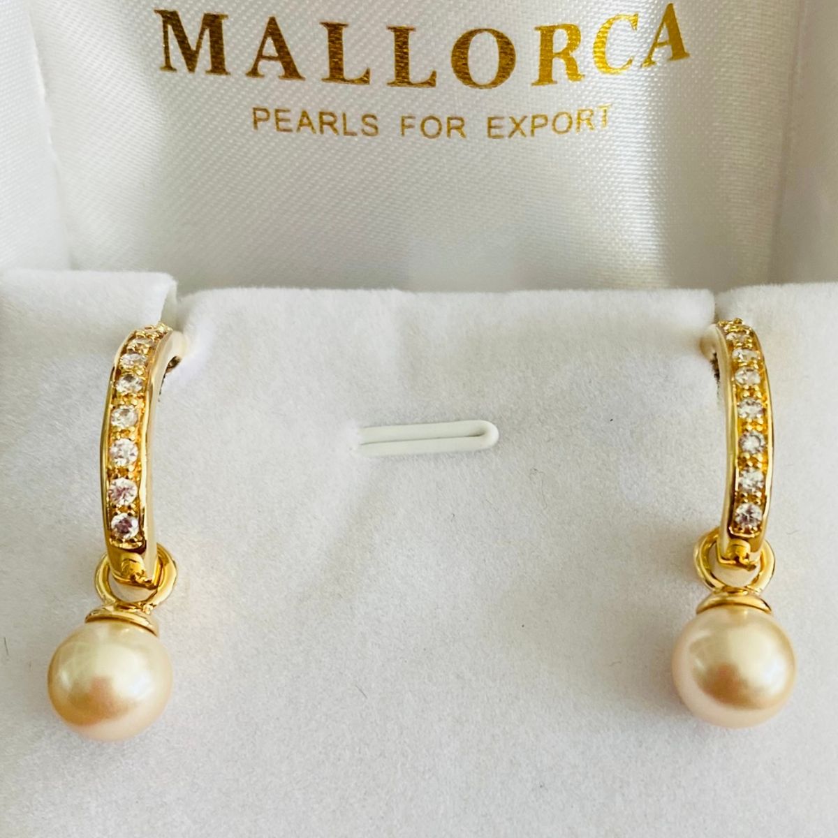 MALLORCA - AROS PERLAS DOS EN UNO Y CIRCONITAS ENCHAPADOS  EN ORO DE 18K