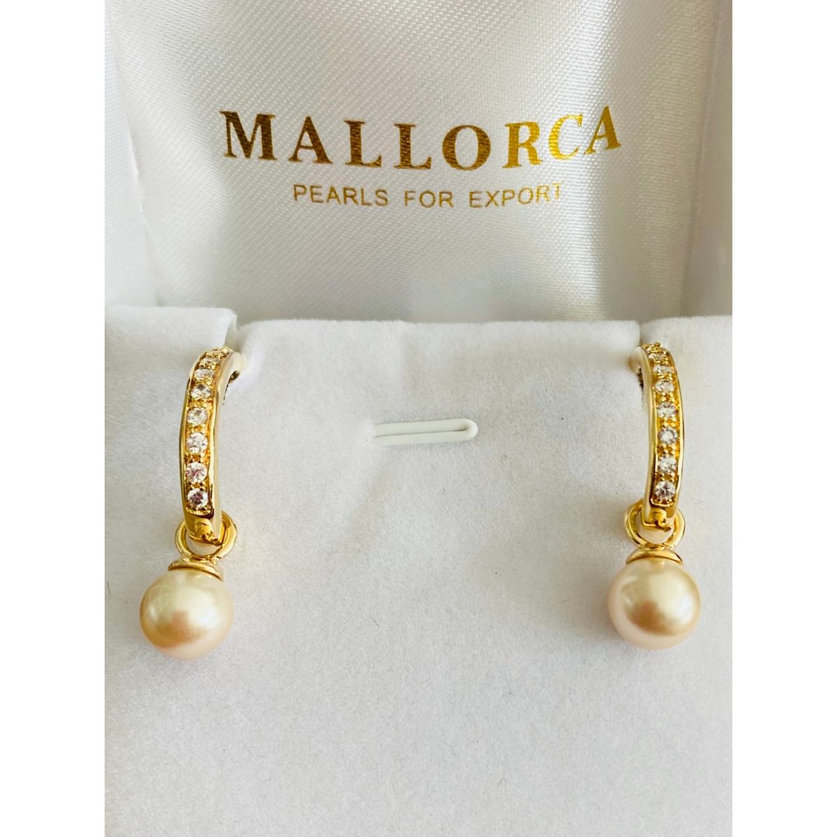 MALLORCA - AROS PERLAS DOS EN UNO Y CIRCONITAS ENCHAPADOS  EN ORO DE 18K