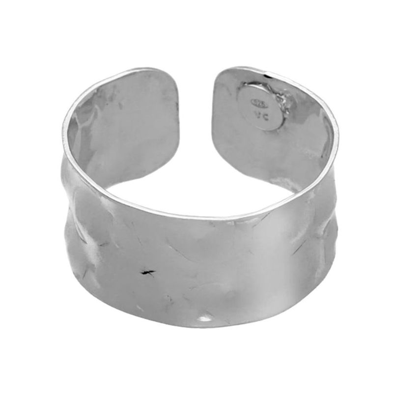 VICTORIA CRUZ - Anillo fino con textura Nilo elaborado en plata
